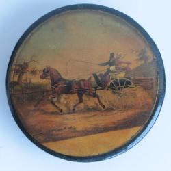 Boite ronde carton bouilli laqué peint Calèche cheval.