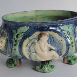 Jardinière barbotine Anges et tête de Lions Majolique
