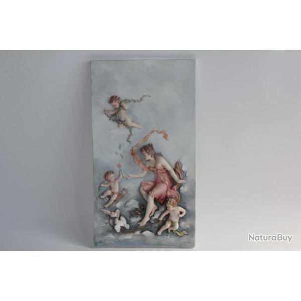 Bas relief porcelaine biscuit 1900 amour angelots