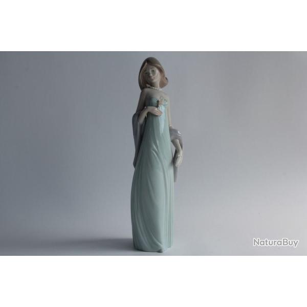 LLADRO Figurine porcelaine Femme Ingenue 5487