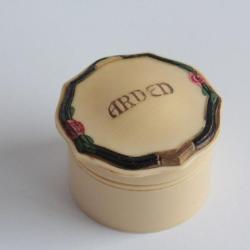 Boite &agrave; poudre Elizabeth Arden cellulo&iuml;d vintage