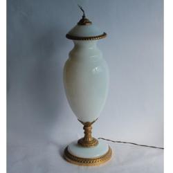 Pied de lampe opaline S&egrave;vres