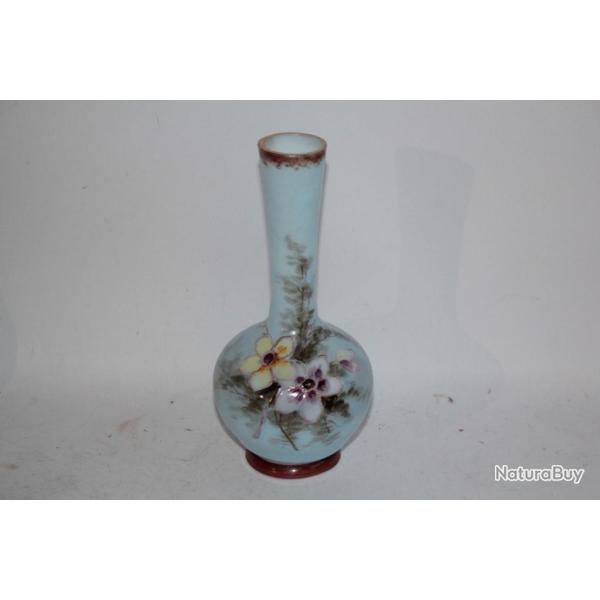 Vase opaline �maill�e Fleurs Napol�on III