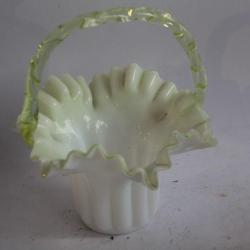 Ancien panier opaline blanche vert urane