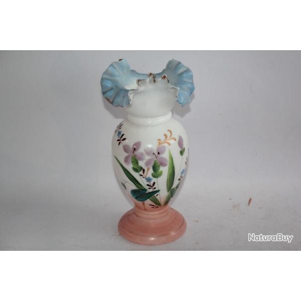 Vase opaline �maill�e Fleurs Napol�on III