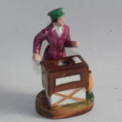 Encrier figuratif porcelaine Vieux Paris Joueur d'orgue de Barbarie