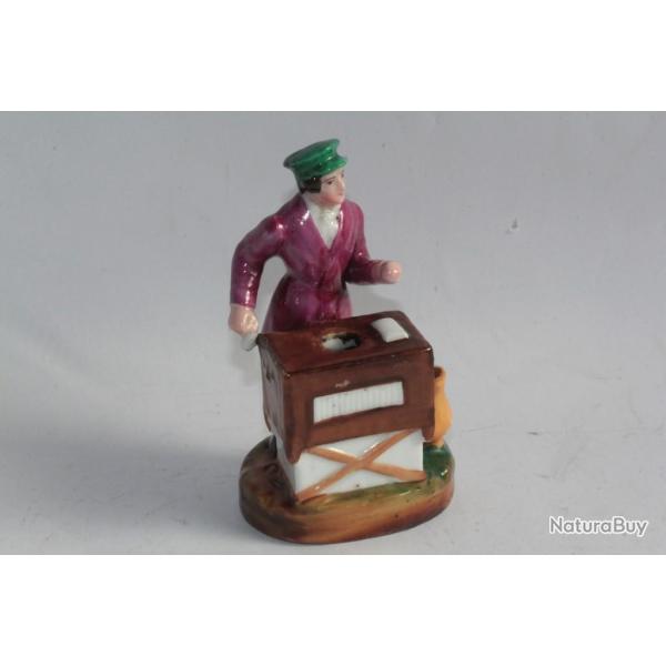 Encrier figuratif porcelaine Vieux Paris Joueur d'orgue de Barbarie