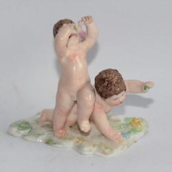 Sujet en porcelaine putti