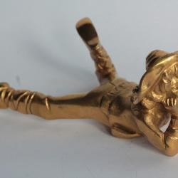 Ancien bronze doré enfant allongé