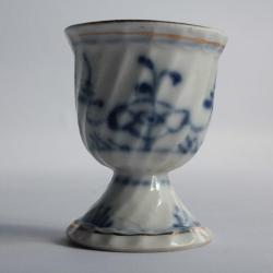 Ancien coquetier porcelaine bleue et blanche Thuringe Allemagne