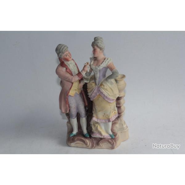 Porcelaine biscuit polychrome Bouqueti�re Couple