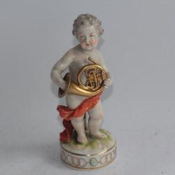 CAPODIMONTE Sujet en porcelaine putti musicien