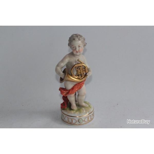 CAPODIMONTE Sujet en porcelaine putti musicien