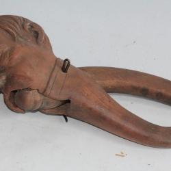 Casse noix et noisettes Vieil homme Art populaire Savoie Brienz Suisse