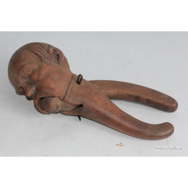 Casse noix et noisettes Vieil homme Art populaire Savoie Brienz Suisse