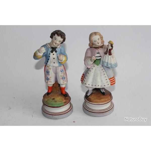 Paire de sujets Enfants porcelaine biscuit