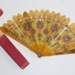 Éventail brisé corne ajouré début XIXe siècle