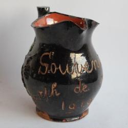 Pichet terre vernissée Ain Souvenir 1919 Art populaire Vignes