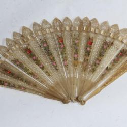 Éventail brisé corne ajouré début XIXe siècle