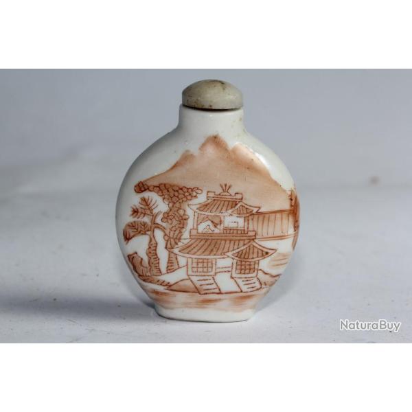 Flacon tabati�re porcelaine �maill�e rouge de fer Chine