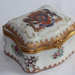 Boite porcelaine Paris Honi soit qui mal y pense Chevalerie britannique