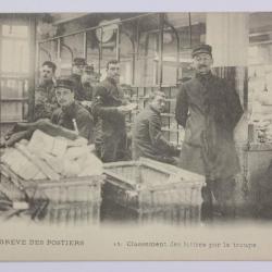 CPA Paris La grève des Postiers Classement des lettres par la troupe