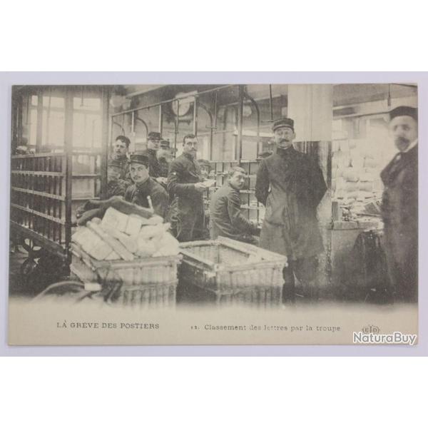 CPA Paris La gr�ve des Postiers Classement des lettres par la troupe