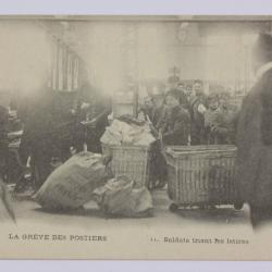 CPA Paris La grève des Postiers Soldats triant les lettres