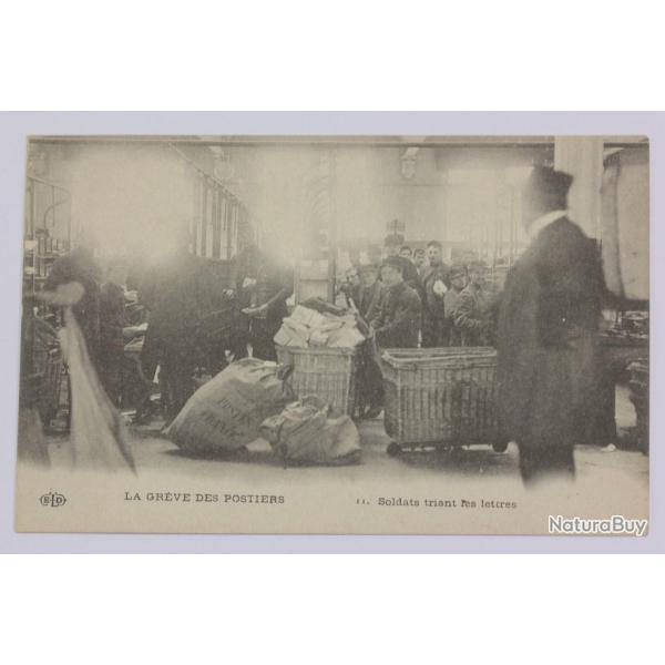 CPA Paris La gr�ve des Postiers Soldats triant les lettres