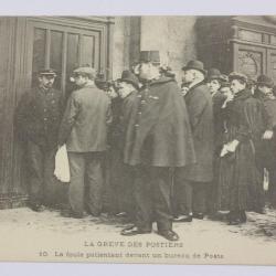 CPA Paris La grève des Postiers La foule patientant devant Poste