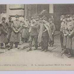 CPA Paris La grève des Postiers La troupe gardant l'Hôtel des Postes