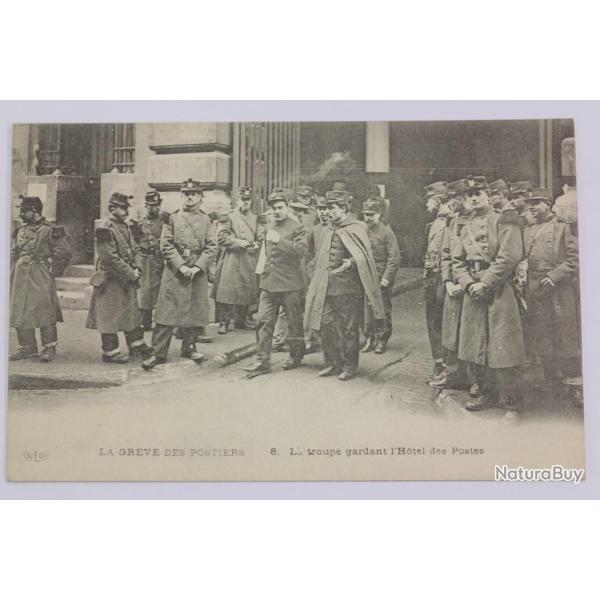 CPA Paris La gr�ve des Postiers La troupe gardant l'H�tel des Postes