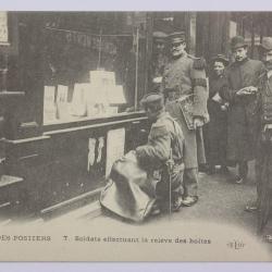 CPA Paris La grève des Postiers Soldats effectuant la relève des boites