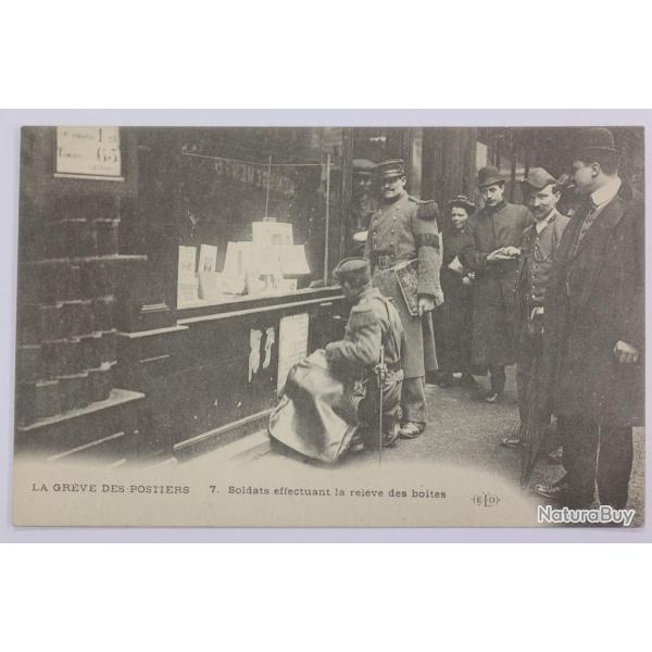 CPA Paris La gr�ve des Postiers Soldats effectuant la rel�ve des boites