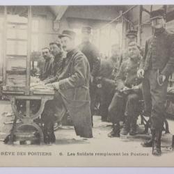 CPA Paris La grève des Postiers Les soldats remplacent les Postiers