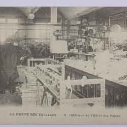 CPA Paris La grève des Postiers Intérieur de l'Hôtel des Postes