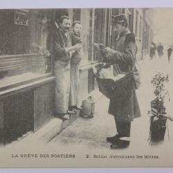 CPA Paris La grève des Postiers Soldat distribuant les lettres