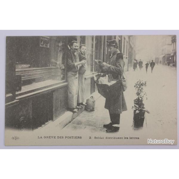 CPA Paris La gr�ve des Postiers Soldat distribuant les lettres