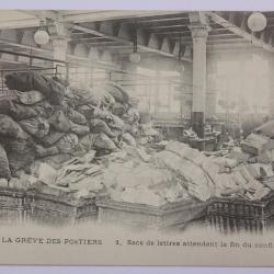 CPA Paris La grève des Postiers Sacs de lettres