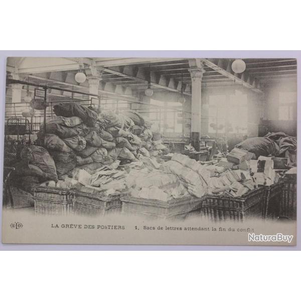 CPA Paris La gr�ve des Postiers Sacs de lettres