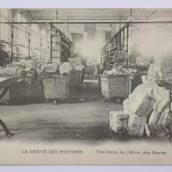 CPA Paris La grève des Postiers Une salle de l'hôtel des Postes