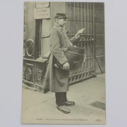 CPA Paris Soldat facteur distribuant des imprimés