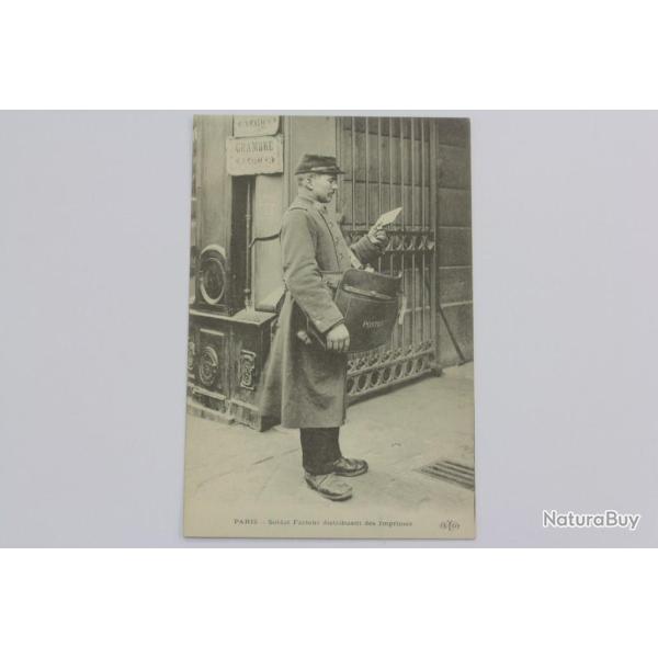 CPA Paris Soldat facteur distribuant des imprim�s