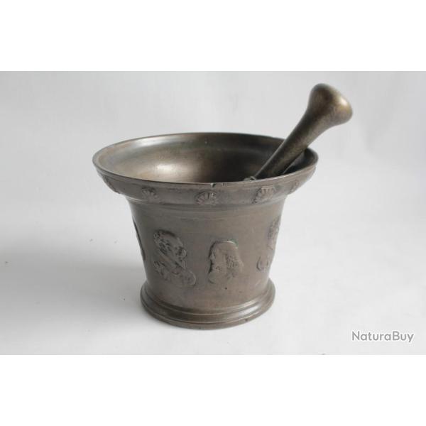 Mortier et pilon antique bronze XVIIe si�cle Haute �poque