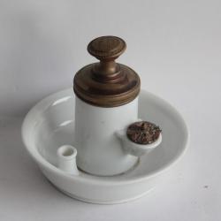 Ancien encrier &agrave; pompe en porcelaine et laiton porte-plume