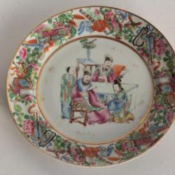 Assiette porcelaine émaillée Canton Chine XIXe siècle