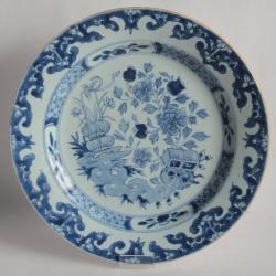 Plat porcelaine bleu-blanc Compagnie des Indes Chine XVIIIe si&egrave;cle