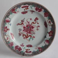 Assiette porcelaine Chine Famille rose Compagnie des Indes XVIIIe si&egrave;cle