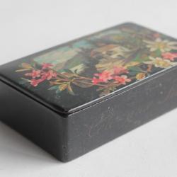 Boite &agrave; timbres papier m&acirc;ch&eacute; peint paysage cit&eacute; aux f&eacute;es XIXe si&egrave;cle