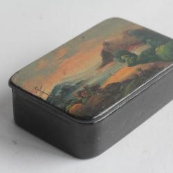 Boite &agrave; priser papier m&acirc;ch&eacute; laqu&eacute; peint paysage XIXe si&egrave;cle